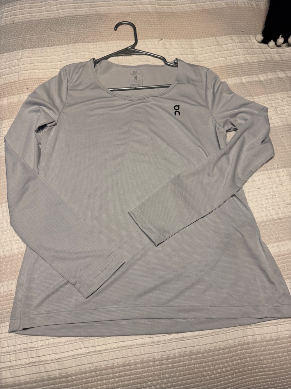 On Running Light Gray Long Sleeve Performance Top size SMALL
